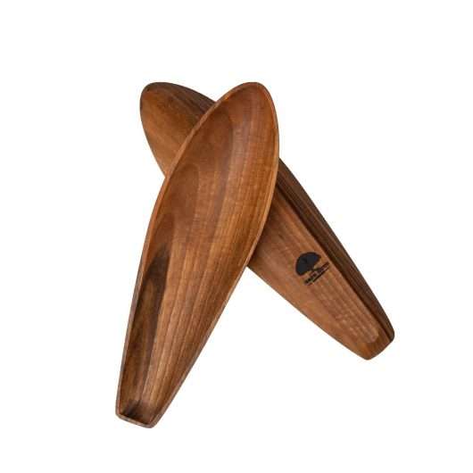 Dve tacne za posluženje u obliku čamca. Slikane tako da se gornja oslanja na donju.