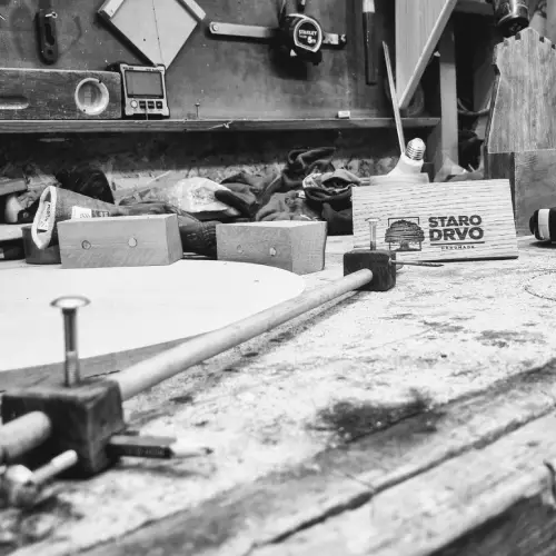 crno bela slika sa alatom i logoom Starog Drveta